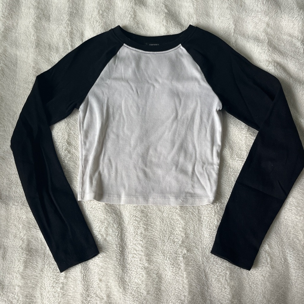 Forever 21 black and white long sleeves top size XS